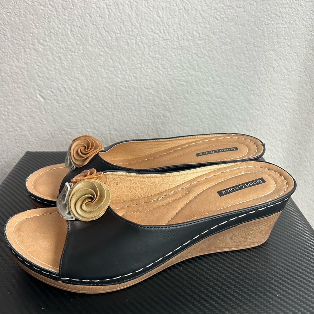 Good Choice Sydney Wedge Sandal Flower Accent Womens 10